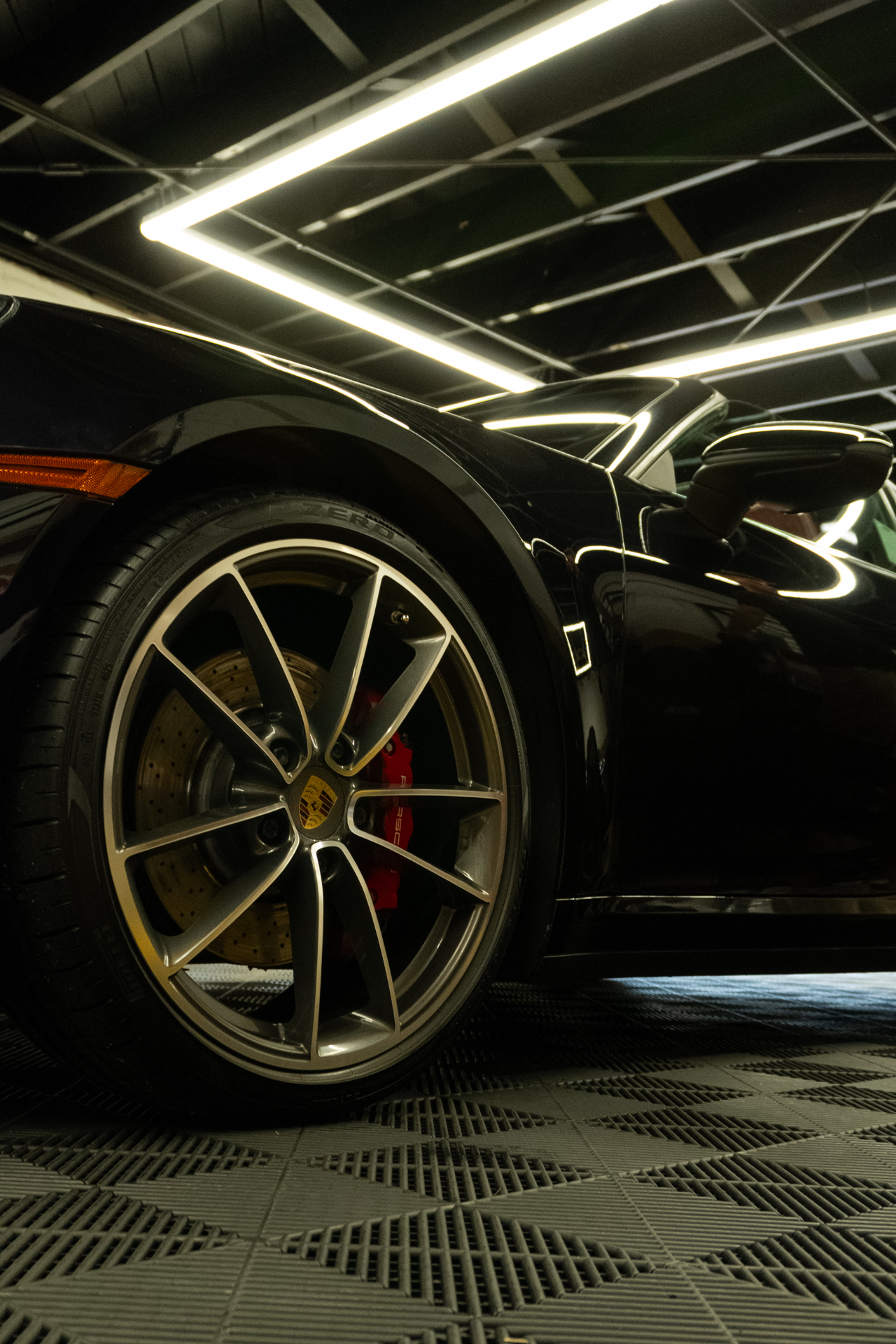 Porsche 911 forged wheel under studio light bars